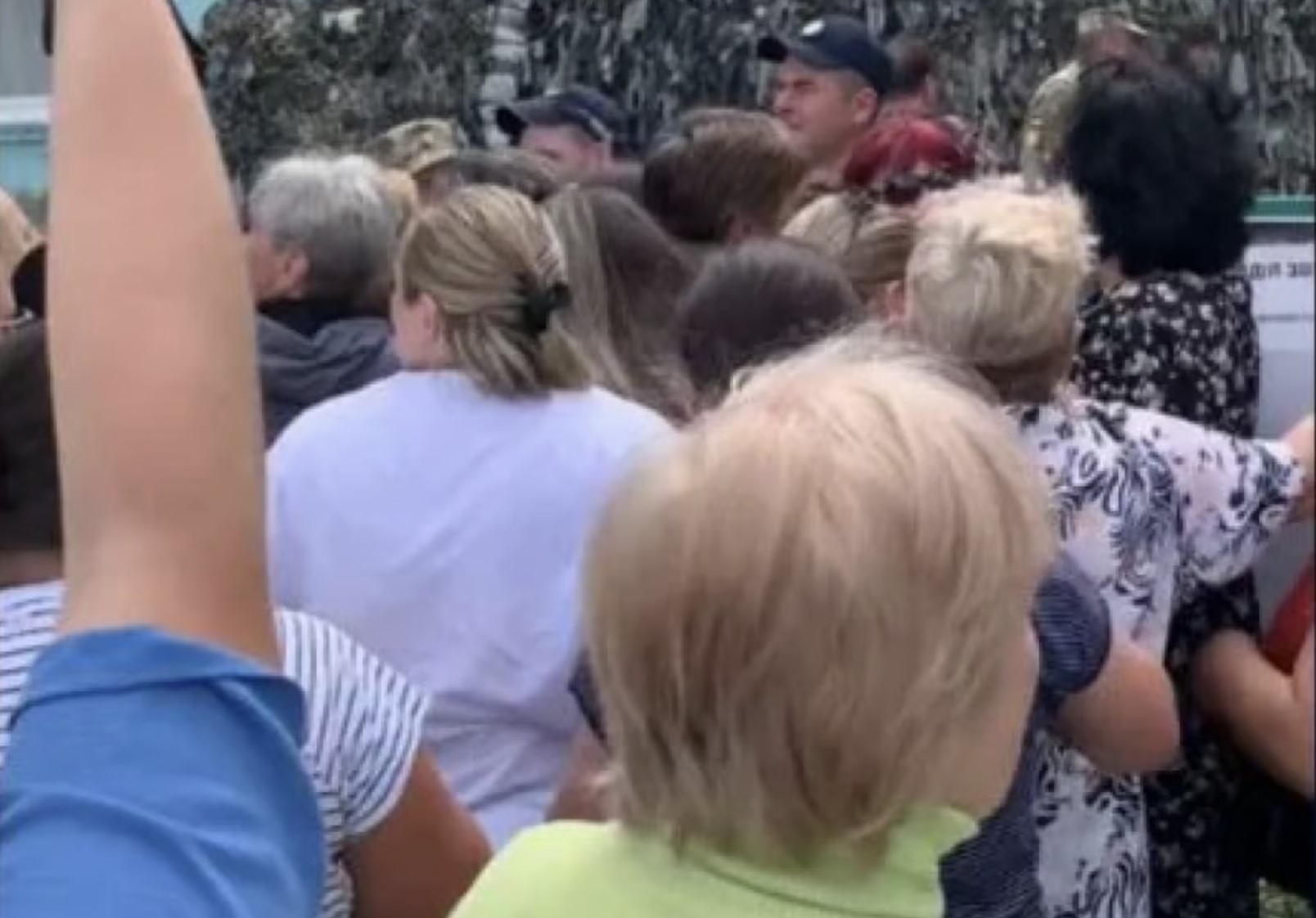 Жінки влаштували протест під стінами Звягельського ТЦК