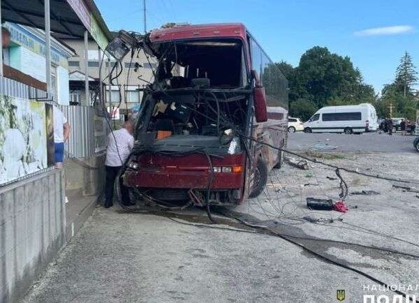 На трасі Житомир - Чернівці розбився пасажирський автобус з дітьми