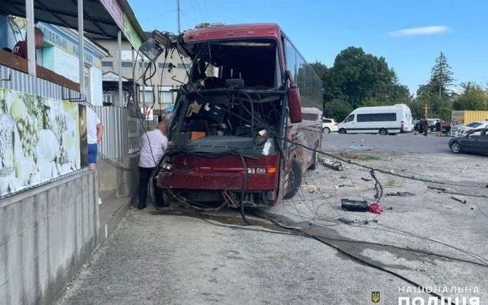 На трасі Житомир - Чернівці розбився пасажирський автобус з дітьми