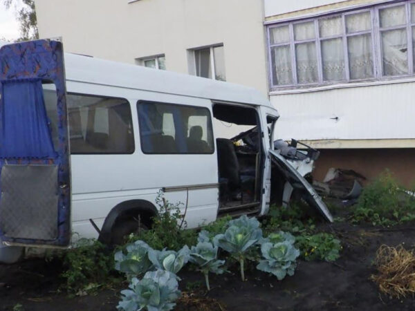 21-річний молодик викрав автобус та врізався у багатоповерхівку