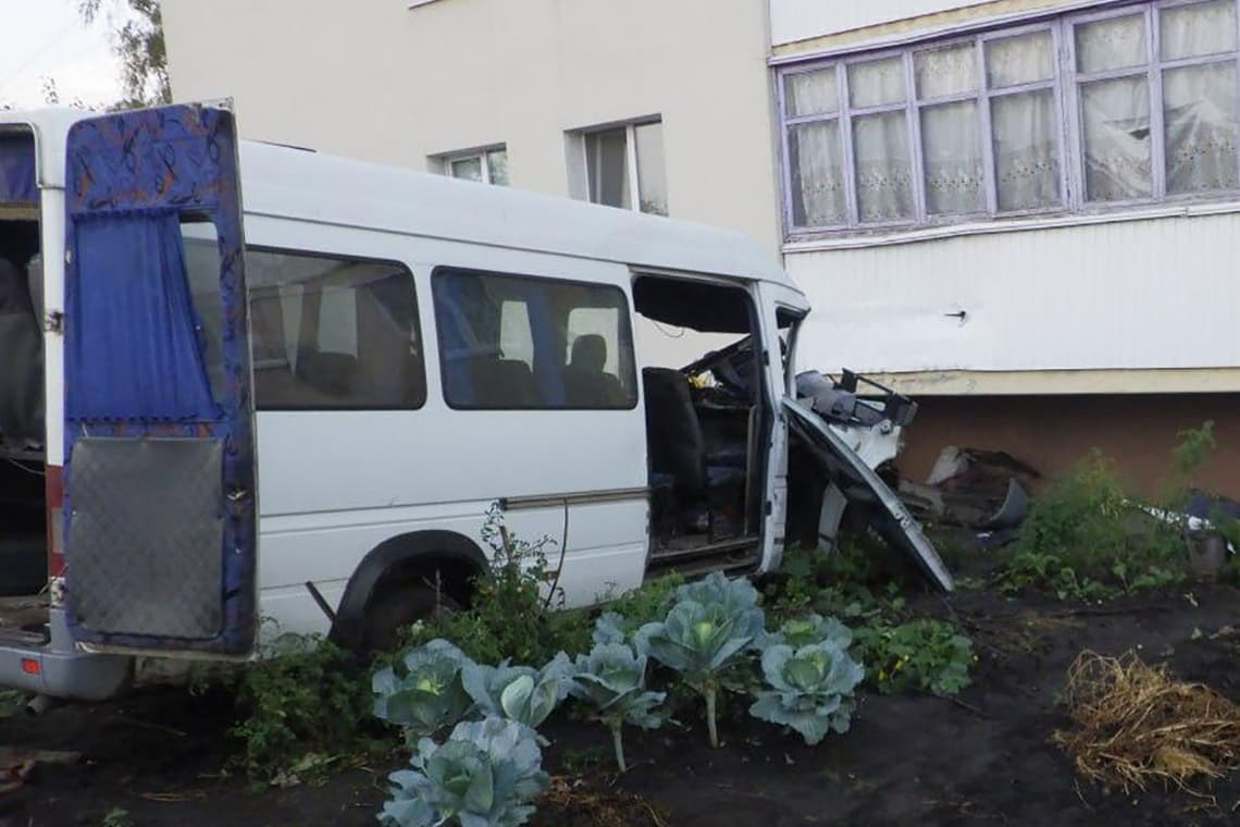 21-річний молодик викрав автобус та врізався у багатоповерхівку